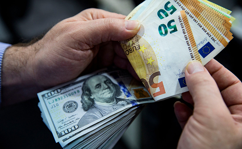 Курсы доллара и евро практически сравнялись. Разница – всего 50 копеек