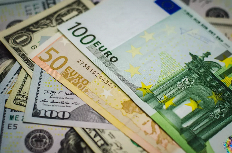 «Храните сбережения в рублях», — Медведев назвал евро «протухающей» валютой