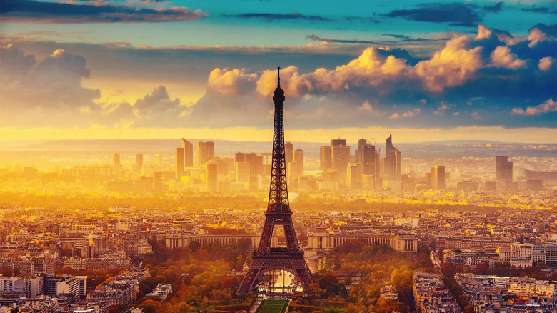 Эйфелева башня под угрозой. Объекту нужен капитальный ремонт, но власти Парижа хотят ограничиться лишь очередной покраской