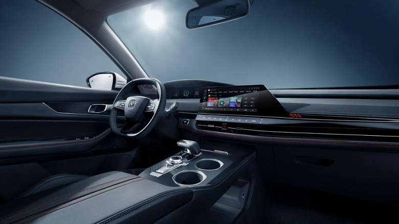 Новый кроссовер Changan Uni-K уже продают в России, хотя старт продаж официально не объявлен. За авто с полным приводом, «автоматом» и двигателем мощностью 226 л.с. просят около 5 миллионов рублей