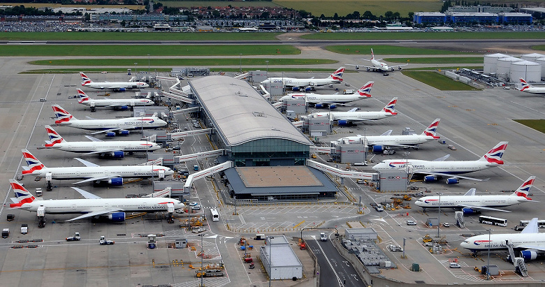 Кризис в авиационной отрасли. Крупнейший аэропорт Лондона просит авиакомпании ограничить продажу билетов на летние рейсы