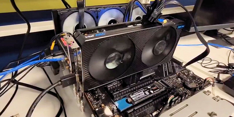 «Мейнстримный гейминг»: в тестовой лаборатории Intel появились серийные видеокарты Arc A380 китайского производства