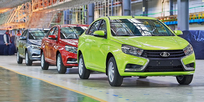 Производство легковых автомобилей в России обрушилось: в июне выпущено в 9,2 раза меньше машин, чем годом ранее