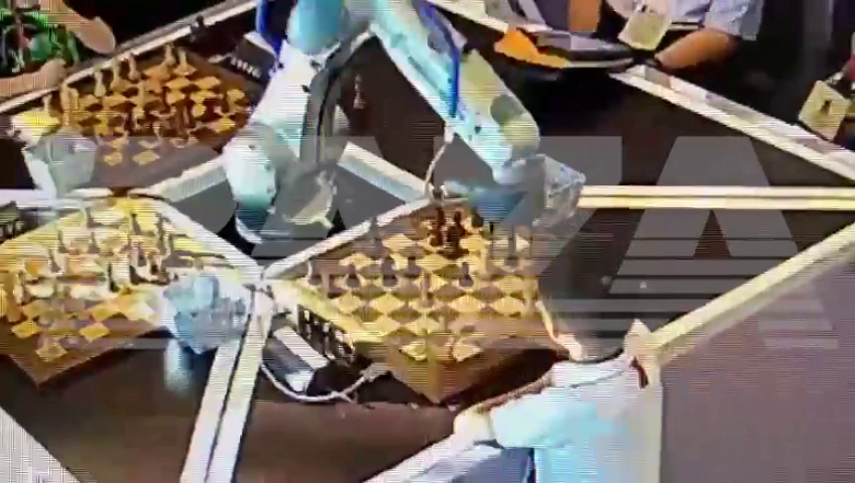 Робот сломал палец ребенку на шахматном турнире в Москве