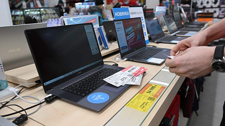 Компьютеры в России подешевели до уровня начала года. Эксперты прогнозируют дальнейшее снижение цен с увеличением поставок техники по параллельному импорту