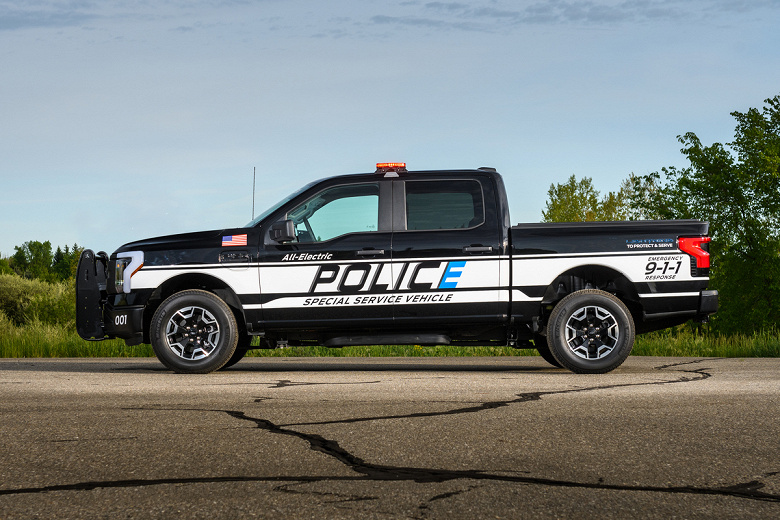The most powerful version of the Ford F-150 Lightning electric car is presented. This is the first police pickup truck in the US.