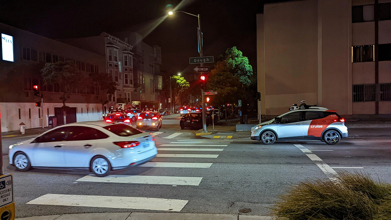 В Сан-Франциско группа роботакси сама заблокировала одну из улиц. Пользователи шутят, что машины «обсуждали» побег