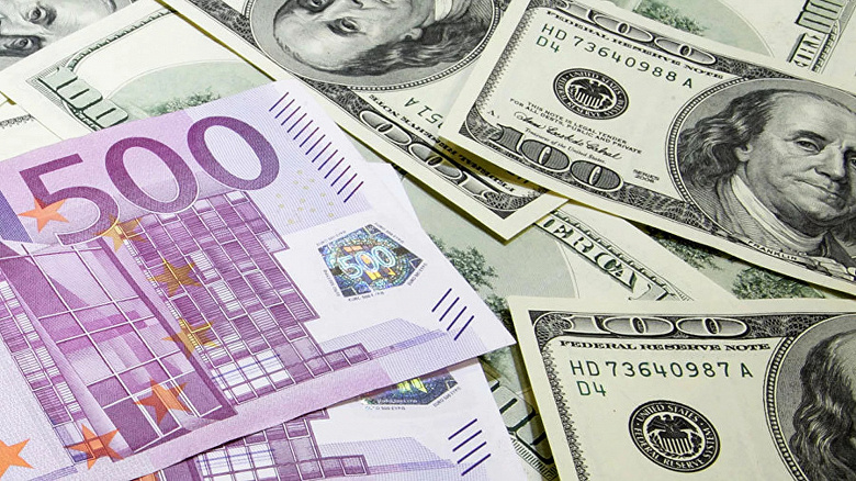 Курс евро к доллару опустился ниже $1,01 впервые почти за 20 лет. Рубль укрепился