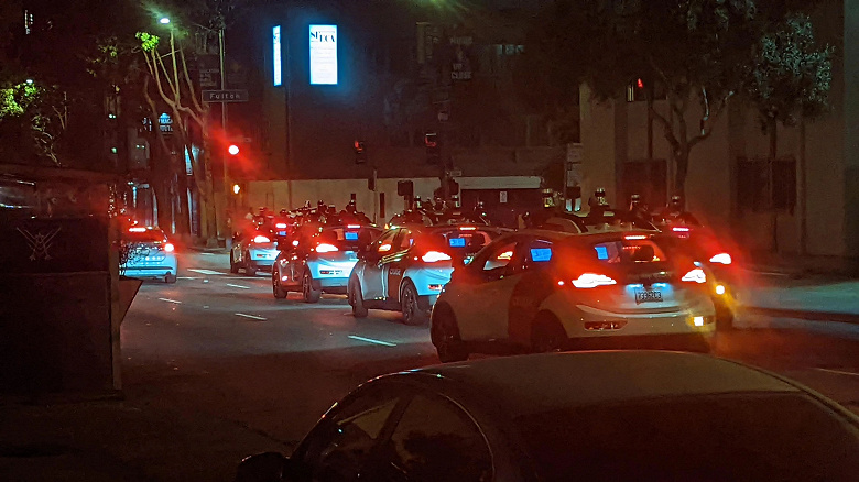 В Сан-Франциско группа роботакси сама заблокировала одну из улиц. Пользователи шутят, что машины «обсуждали» побег
