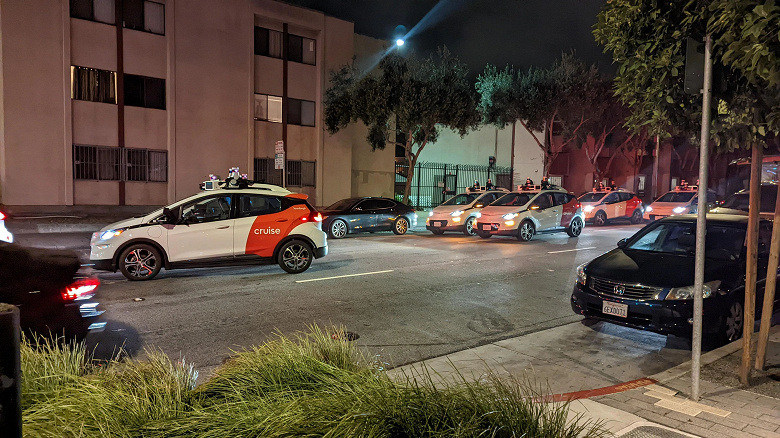 In San Francisco, a group of robot taxis blocked one of the streets themselves. Users joke that the machines 