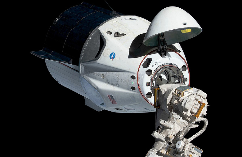 Космический грузовик SpaceX Cargo Dragon 2 успешно состыковался с МКС. Он добирался до станции в 10 раз дольше российского «Прогресс МС-20»