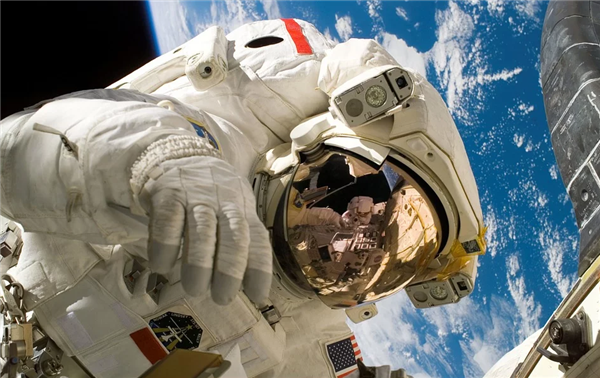 NASA отменило все выходы в открытый космос из-за протечки скафандра