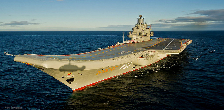 Единственный тяжёлый авианесущий ракетный крейсер ВМФ России «Адмирал Кузнецов» и крейсер «Адмирал Нахимов» из-за задержек поставок оборудования могут передать флоту на год позже
