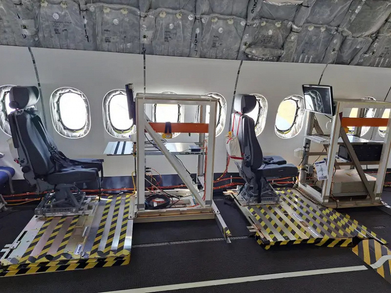 Фотогалерея дня: так тестируют самый большой в мире пассажирский авиалайнер — Boeing 777X, оснащенный складывающимися законцовками крыла