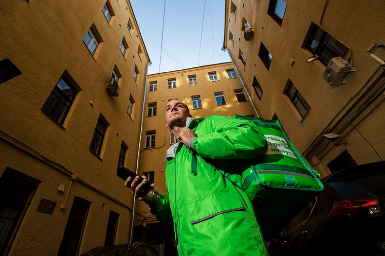 Продукты из «Пятёрочки» и «Перекрёстка» теперь можно заказать через СберМаркет и Delivery Club