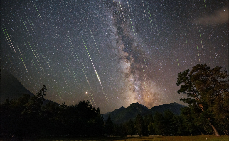 Сотня метеоров в час: в России можно наблюдать крупный звездопад Персеиды