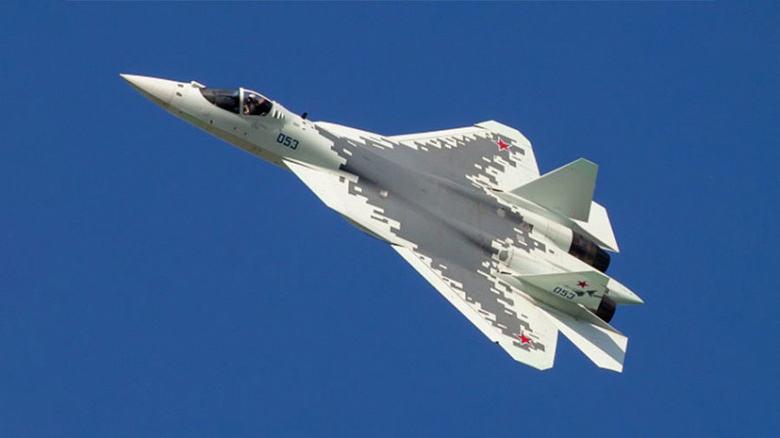 У новейшего истребителя Су-57 может появиться двухместная версия — для удобства взаимодействия с беспилотниками