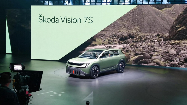 Skoda Vision 7S unveiled - the company's first car in a completely new style