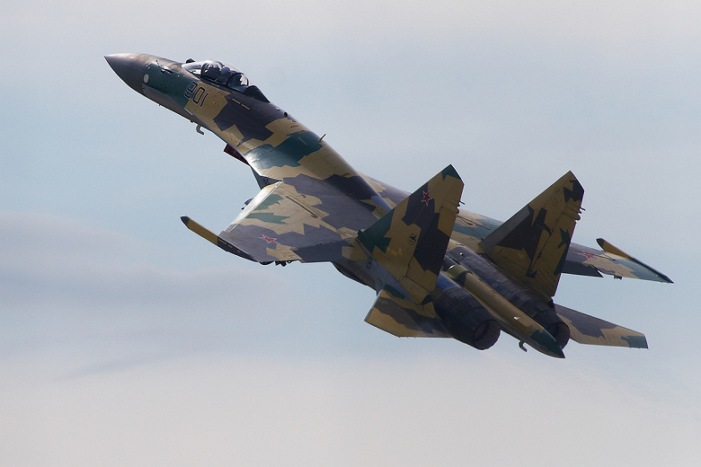 Китайские СМИ назвали российский самолет Су-35 непобедимым в воздухе