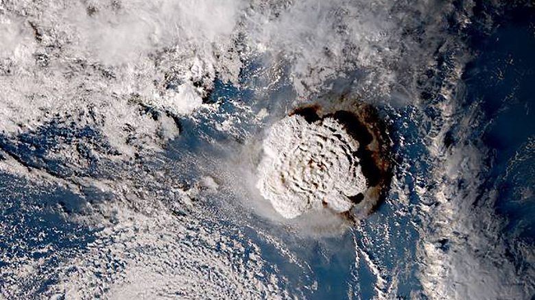 Извержение вулкана Тонга может усугубить глобальное потепление