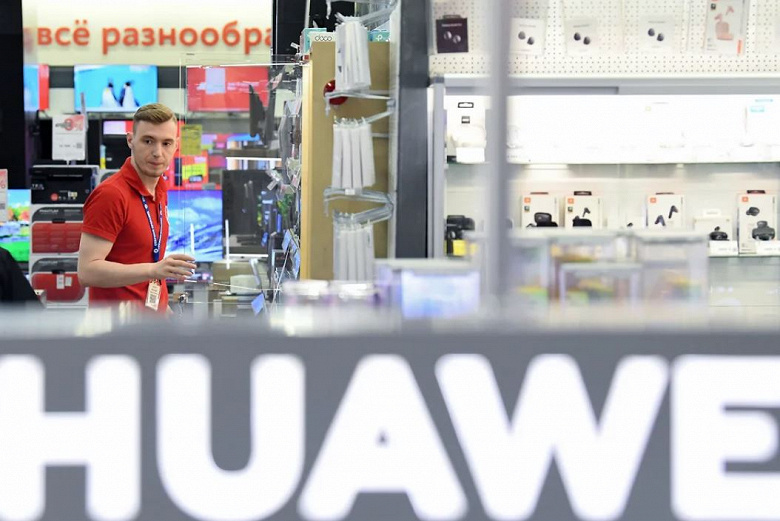 Российские розничные магазины Huawei перестали продавать технику. Официальных поставок нет, а параллельный импорт пока не работает