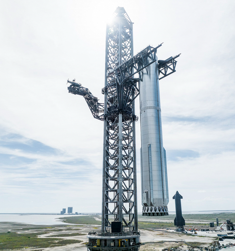 140-метровая «Мехазилла» устанавливает гигантскую ракету на стартовую площадку. Илон Маск показал новое фото
