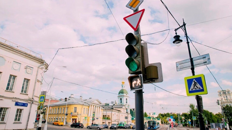 «Яндекс Карты» и «Навигатор» теперь предупреждают водителей о светофорах с белым человечком