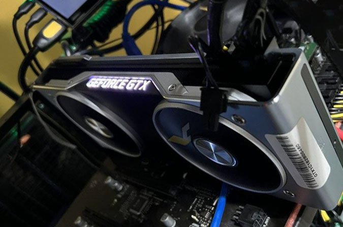 На Reddit опубликовали фото видеокарты GeForce GTX 2080 — утверждается, что это прототип
