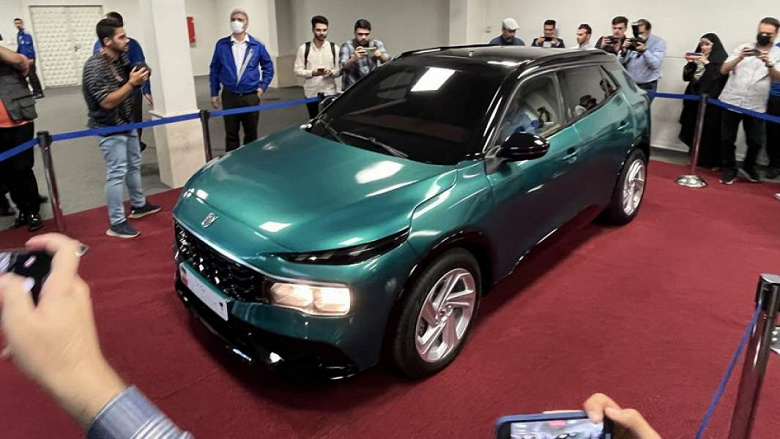Так выглядит первый иранский автомобиль, который начнут продавать в России уже в текущем году. Изображения и характеристики Iran Khodro Tara, построенного на платформе Peugeot 301