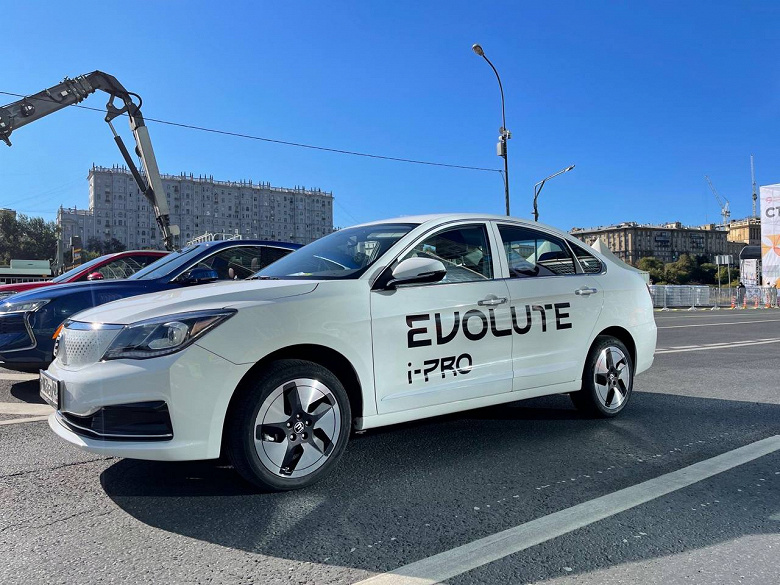 Российский бренд Evolute показал три электромобиля, которые можно будет купить в ближайшее время. Это седан i-PRO, кроссовер i-JOY и кросс-купе i-JET