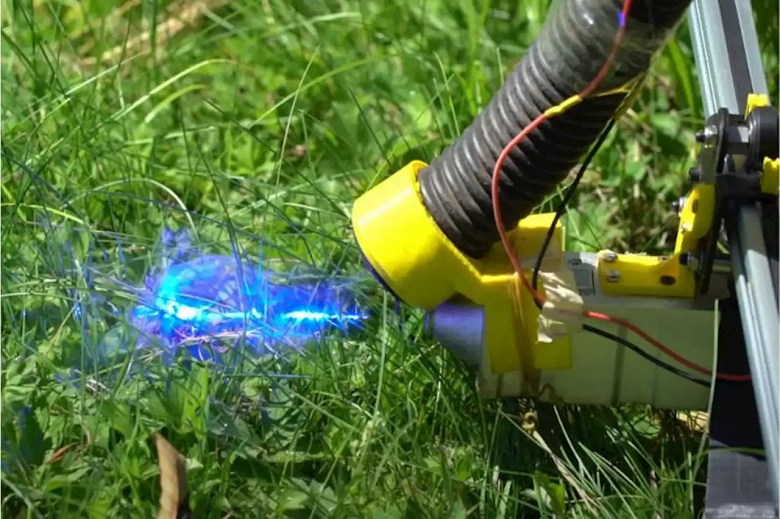 Пользователь YouTube построил газонокосилку с лазером и показал её в действии. Эффектно, но неэффективно