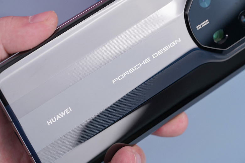 Сразу два зарядных устройства и два кабеля: комплект поставки Huawei Mate 50 RS Porsche Design показали вживую