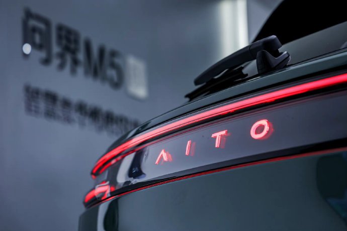 Huawei теперь полноценный конкурент Tesla. Китайская компания представила электромобиль Aito M5 EV — за несколько часов на него оформлено 30 000 предзаказов