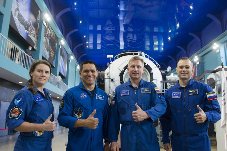 Russische Kosmonauten werden auf der ISS Fußball spielen. Sie spielten bereits im Weltraum Tennis und Badminton