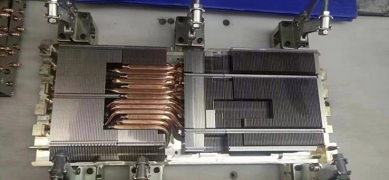 Фото системы охлаждения GeForce RTX 4090 удивляют количеством тепловых трубок