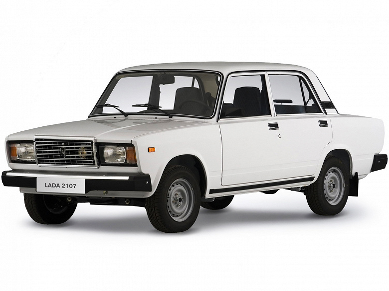 Lada 2107 — самый распространённый в России автомобиль. Kia Rio — самая популярная иномарка