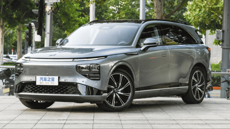 551 hp, range of 650 km, all-wheel drive, two 15-inch screens, 31 sensors in the autonomous driving system and the price is only $56,400. Presented Xpeng G9 - thunderstorm BMW X5 and Porsche Cayenne