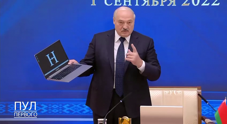 Лукашенко представил первый белорусский ноутбук. Правда, белорусского в нем – только 12%
