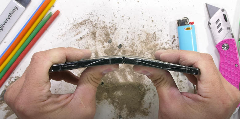 Складной Samsung Galaxy Z Flip4 провалился там, где справился Flip3. Новинка не прошла тест на прочность у известного мучителя смартфонов Складной Samsung Galaxy Z Flip4 провалился там, где справился Flip3. Новинка не прошла тест на прочность у известного мучителя смартфонов