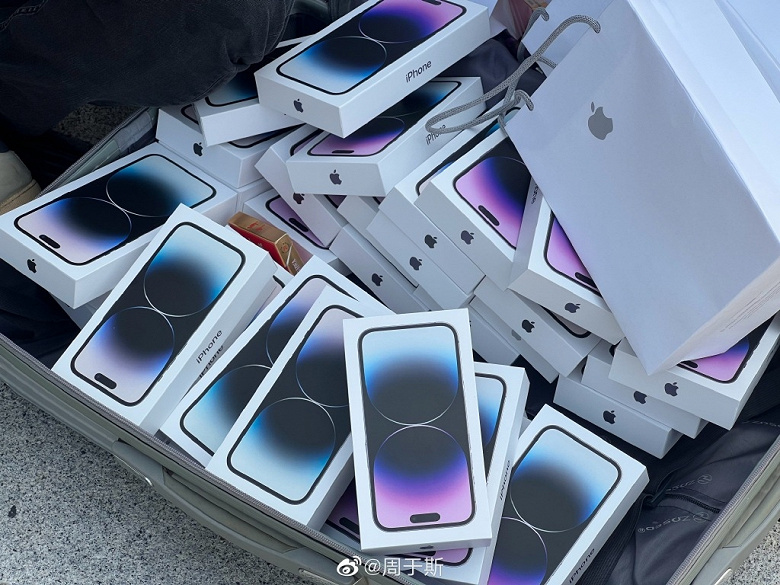 Перекупщики продают iPhone 14 из чемоданов прямо на улицах Китая с огромной наценкой