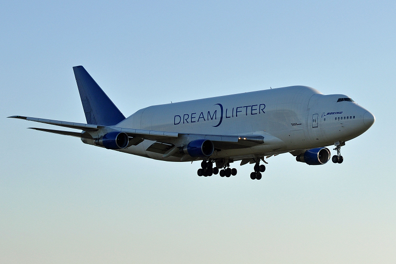 Boeing 747 Dreamlifter при взлёте потерял 100-килограммовое колесо: это засняли на видео