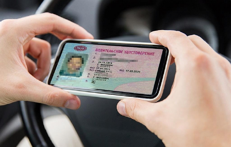 Использование электронных водительских прав не потребует новых изменений в ПДД. Предъявлять их можно будет в новой версии приложения «Госуслуги Авто»