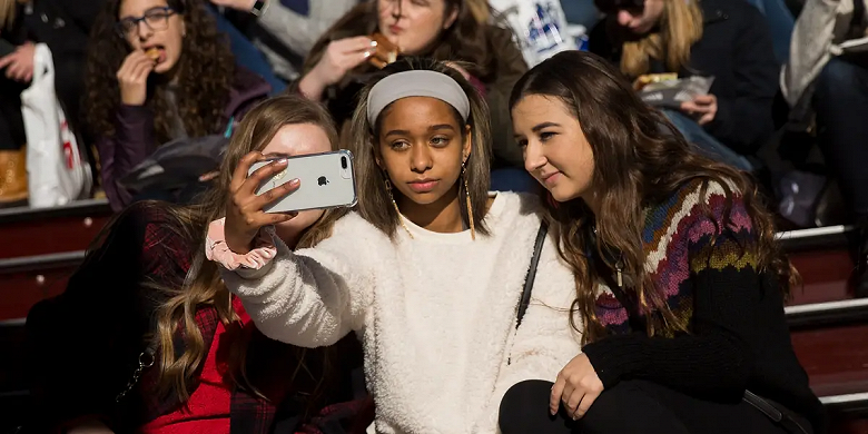 Американские подростки подсели на iPhone: число владельцев более чем удвоилось за десять лет