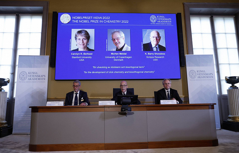 Нобелевскую премию по химии получили трое ученых за «развитие клик-химии и биоортогональной химии»