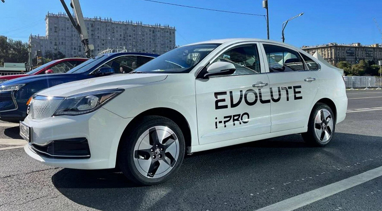 Стартовали продажи первого российского электромобиля Evolute. За седан i-Pro просят 2,99 миллиона рублей, но две следующие модели будут ещё дороже
