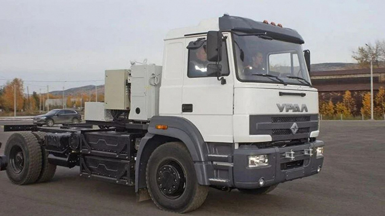 Автозавод «Урал» представил грузовик с гибридной силовой установкой. На очереди — полностью электрический и водородный грузовики