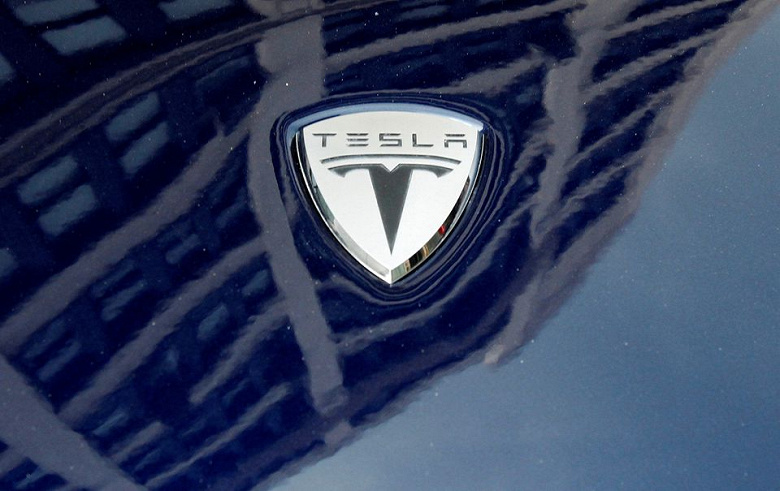 Автомобили Tesla получат автопилот к концу этого года, но регуляторы его пока не одобряют