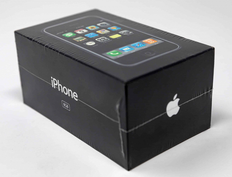 Нераспечатанный iPhone хотят продать за $30 000, но пока за него дают гораздо меньше