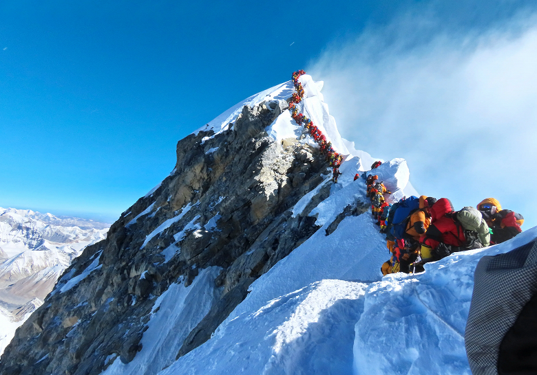 Впервые в истории дрон DJI облетел вершину Эвереста. Опубликовано зрелищное видео