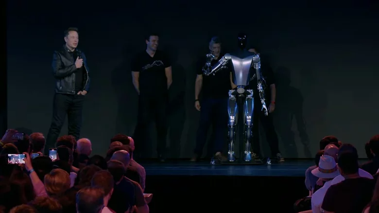 73 кг, 200 степеней свободы и цена менее 20 000 долларов. Илон Маск раскрыл характеристики робота-гуманоида Tesla Optimus